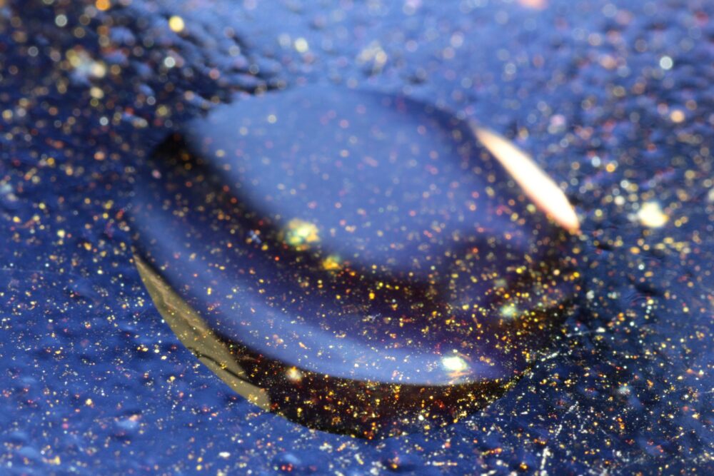 光の特異点：陶器に浮かぶオリーブオイルの一滴とマクロ光の反射